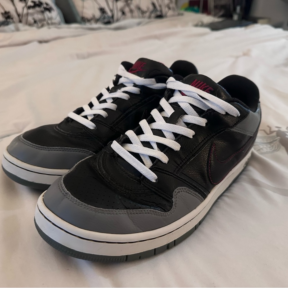 👟 Nike Men’s Size 10 Black, Grey, White, & Red Low-Tops Well-Worn EUC